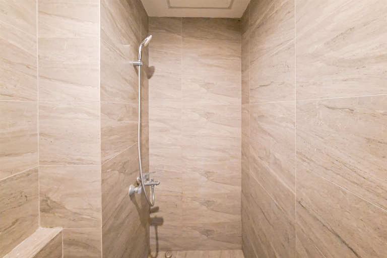 Bathroom 5, Simple And Tidy Studio Apartment Collins Boulevard, Tangerang