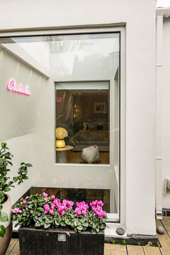 Room 5, Luxury 3BR Mews Home w Courtyard AC Terrace, London
