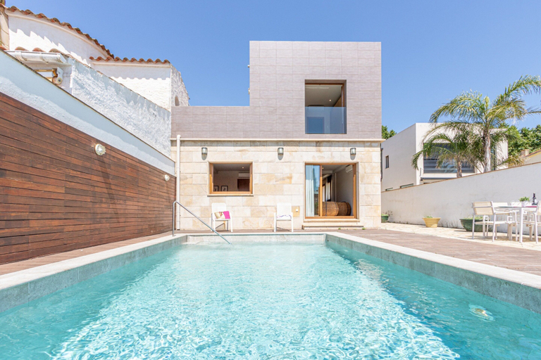 Primary image, Villa in Empuriabrava with Pool Boat Mooring, Girona