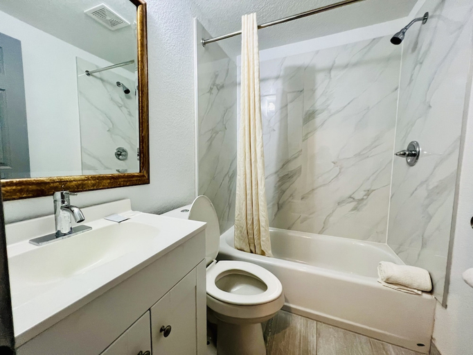 Bathroom 3, The Express Inn, Montgomery