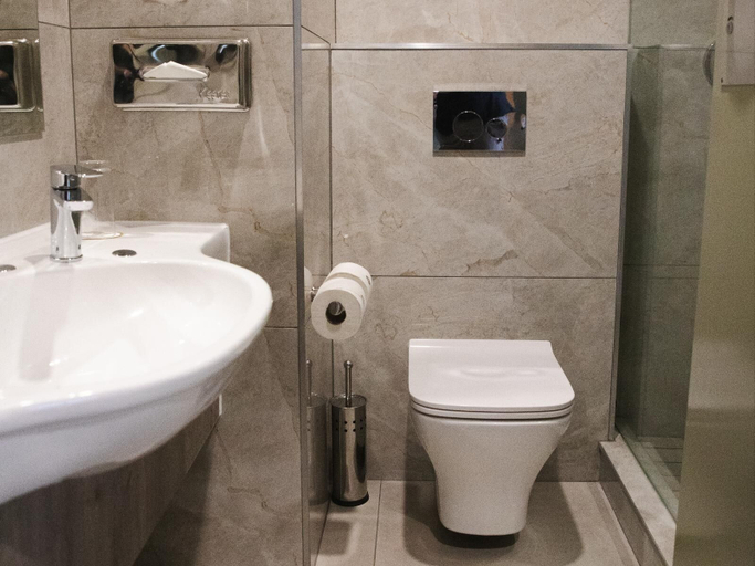Bathroom 3, Q's Evander Hotel and Apartment, Gert Sibande