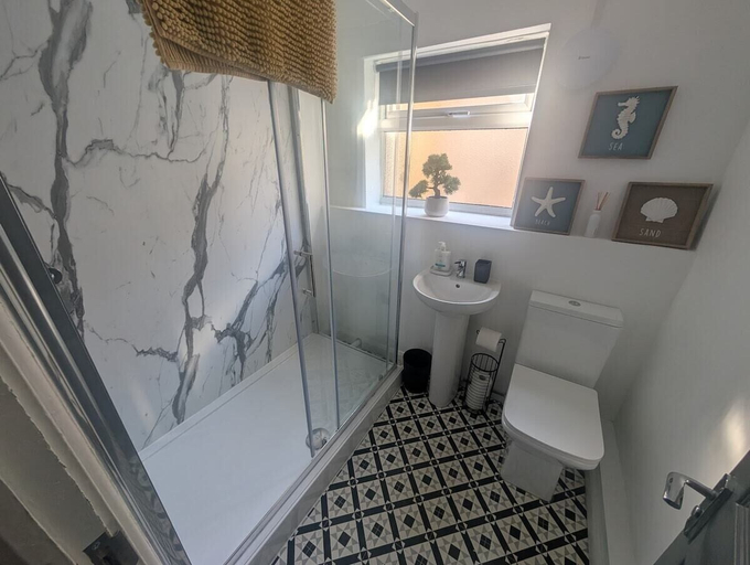 Bathroom, Comfortable 3 Bedroom House With Easy City Access, Swansea