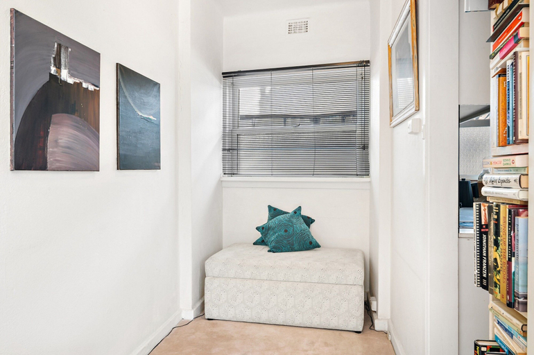 Spa treatment, Sunny 1-bed With Parking Near Arts Precinct, Melbourne