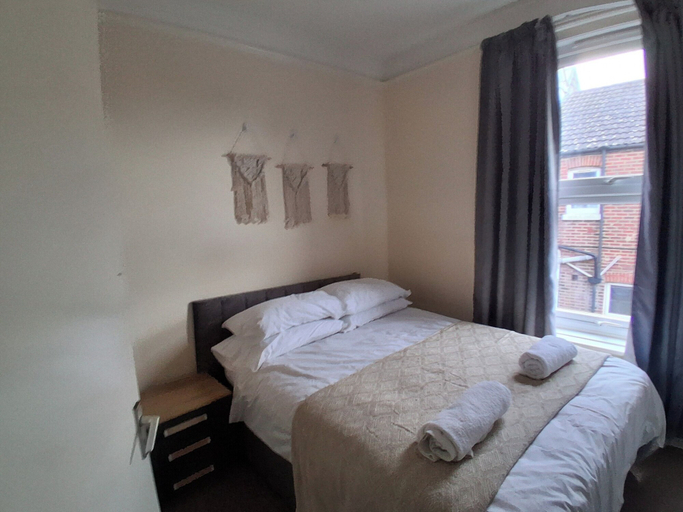 Room 2, Southampton Serenity - 3 Bedroom Apartment, Southampton