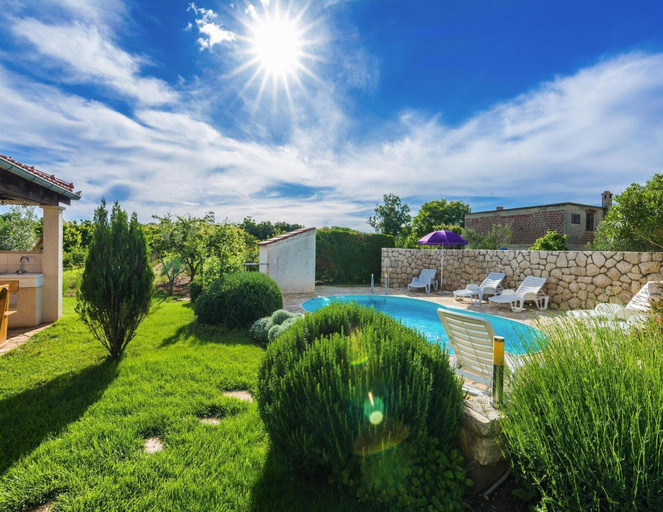 Others 5, Apartment in Nin Near the Beach & Pool, Nin