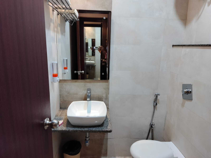 Bathroom 5, Hotel Golden Crown - 600m to Kashi Vishwanath Temple, Varanasi