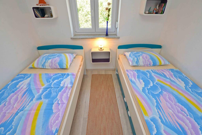 Room 4, Spacious Apartment in Murter, Murter