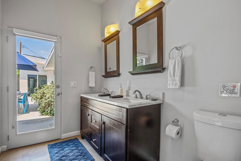 Bathroom 3, Andreas, Riverside