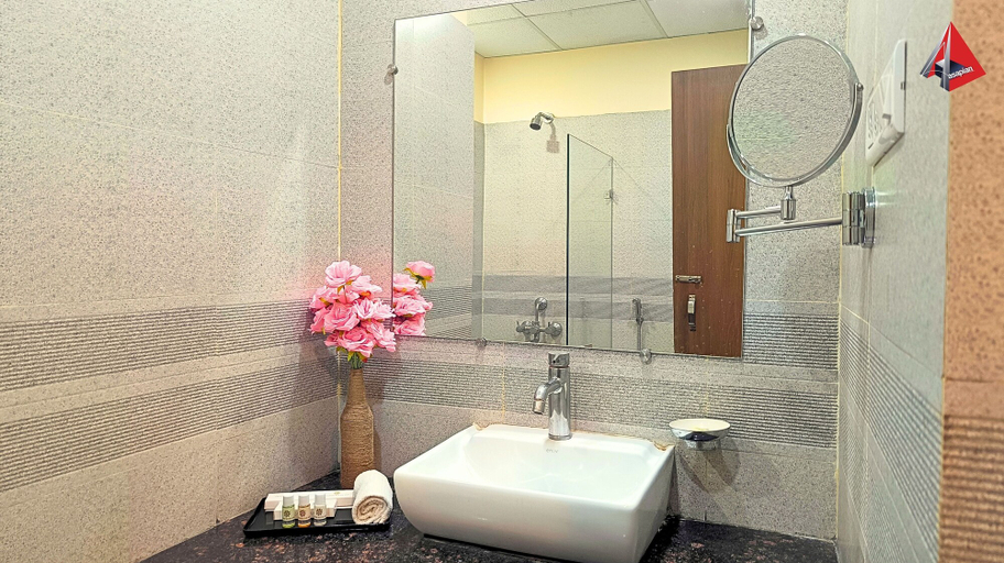 Bathroom 3, AYANSH KLYDE INN, Lucknow