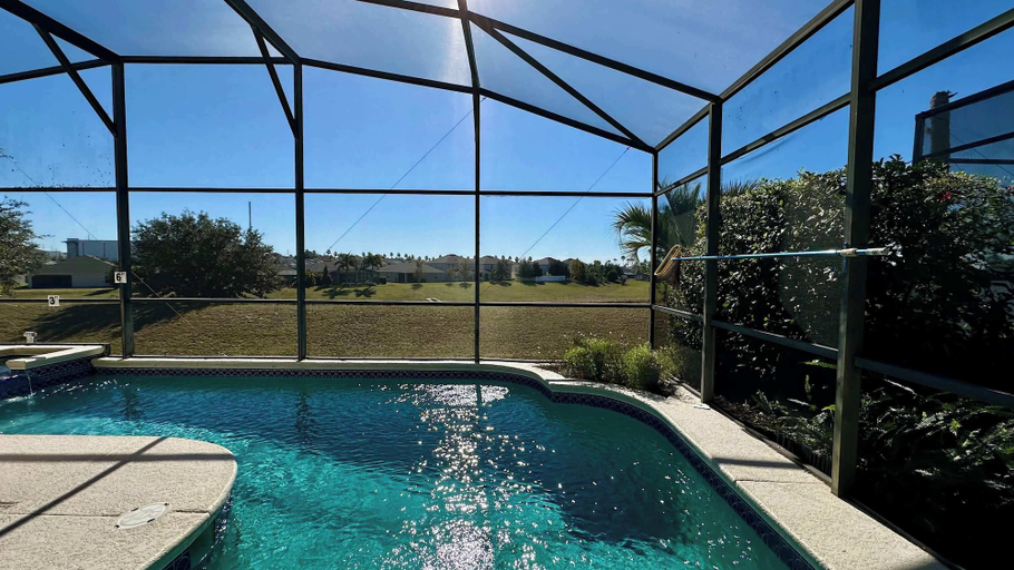 Sport & Beauty, Poolside At Calabay - Home for 11 With Game Room, Pool & Hot Tub, Polk