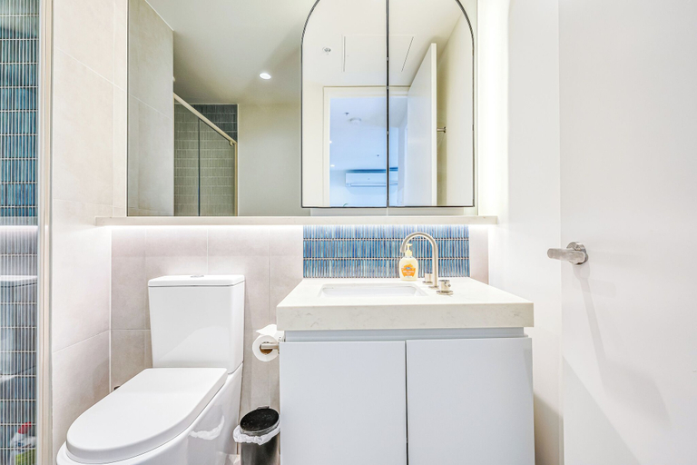 Bathroom 4, StayAU Convenient City Apt in West Melb, Melbourne