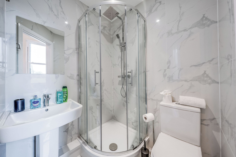 Bathroom, Camberwell Studios, 10 mins to Station, London