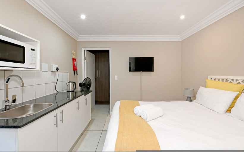 Room 3, Modern En-suite Room Rooftop Terrace Central, City of Cape Town