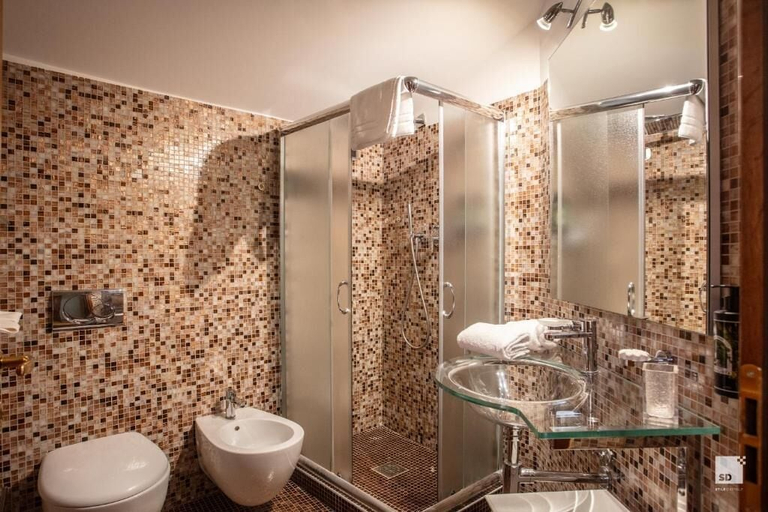 Bathroom 4, Urbanicooh Garisenda, Bologna
