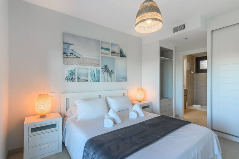 Room 5, Modern Apartment With Shared Pool, Huelva