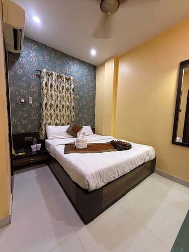 Room 4, Hotel Bharat, Varanasi