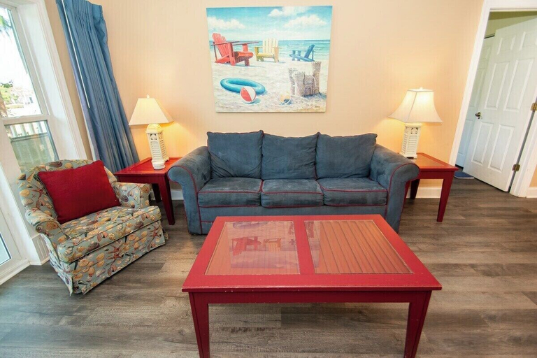 Interior 3, World Tour 104-202a, Horry