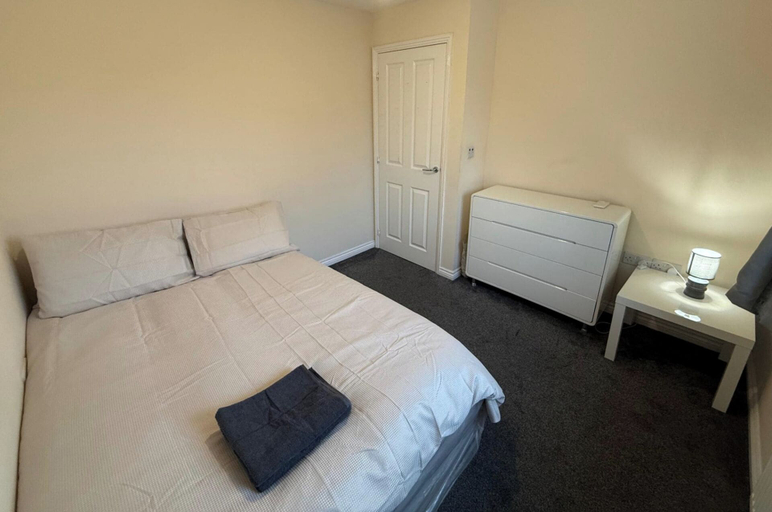 Room 2, 4 Bedroom House Sleeps 8 - Free Parking - Garden, Buckinghamshire