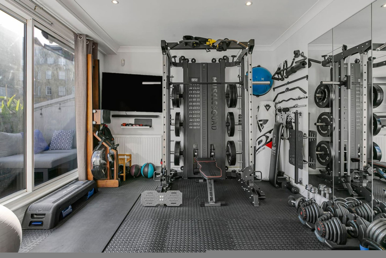 Room 4, 4-bed Knightsbridge Home Gym Cinema Jacuzzi, London