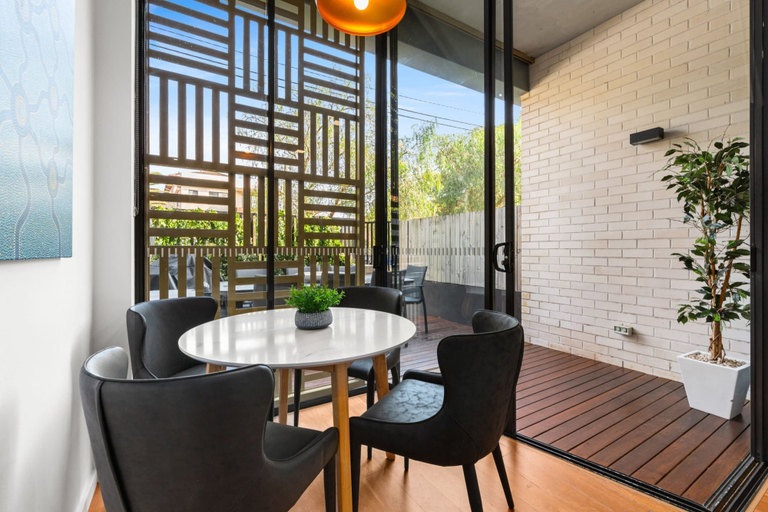 Dining 3, 1-bed Unit With Alfresco Dining and BBQ, Sydney