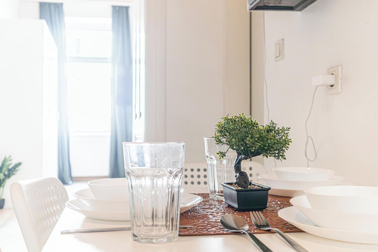 Dining 4, Comfy 2BR Apt Near U6 Station Long Stay, Wien