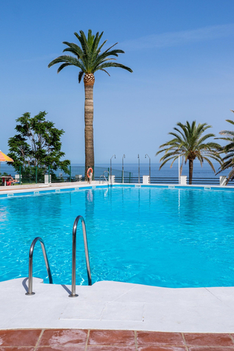 Pool 4, Bright Coastal Apartment With Pool, Málaga