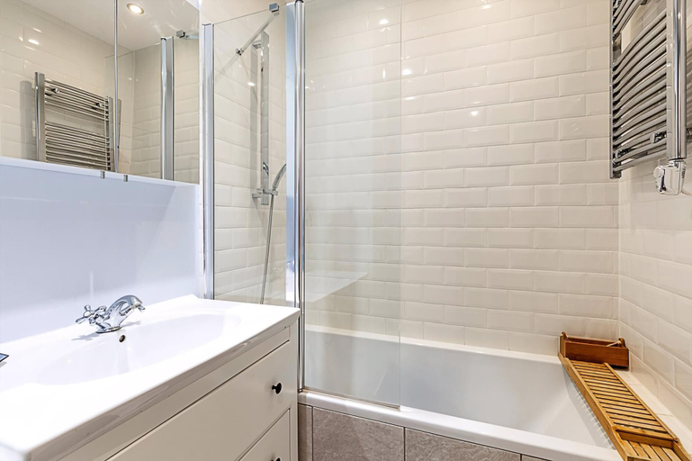 Bathroom 3, Stylish Spacious 3-bed Home in Vibrant Bow, London