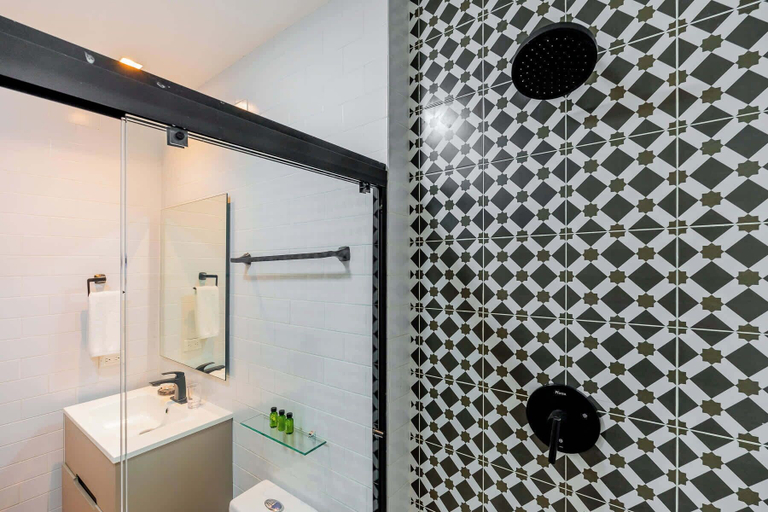 Bathroom, w Engaging 2BR in Casco Viejo, Panamá