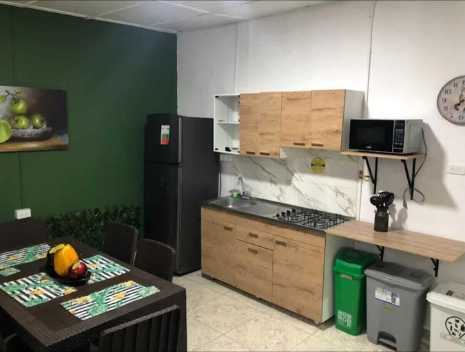 Shared kitchen, Oliva's House, Jardín