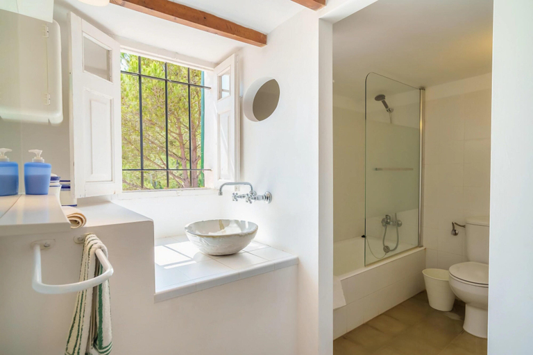 Bathroom 3, 10-guest Beachfront Villa in Mallorca, Baleares