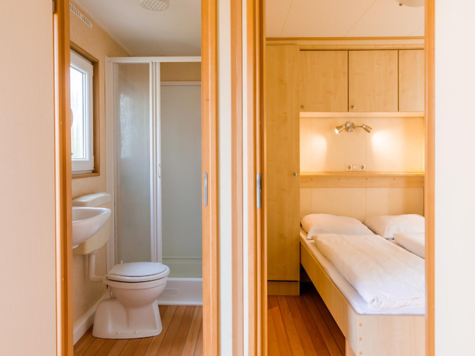 Bedroom 2, Lakefront Chalet w Terrace, Bergen