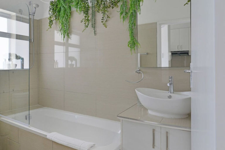 Room 4, Charming Central Sea Point Haven 50m to Ocean, City of Cape Town