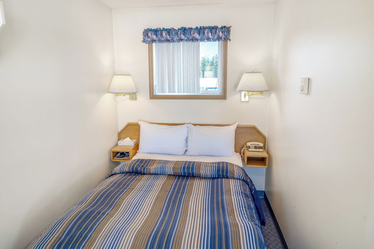 Bedroom 4, Blue River Motel, Thompson-Nicola