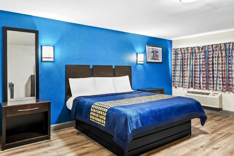 Room 5, Red Carpet Inn and Suites, Camden