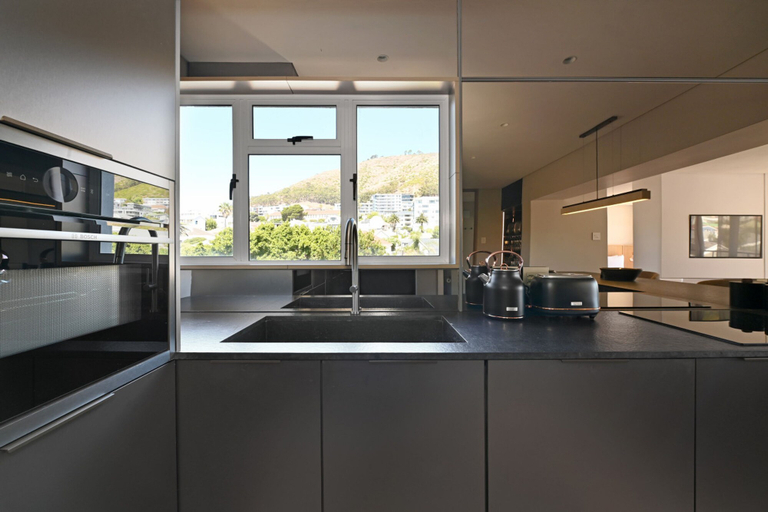 Room 5, Elegant One Bed Sea Point Mountain Views, City of Cape Town