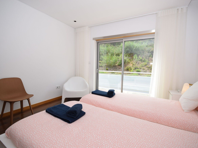 Room 3, Holiday Home Near Sao Martinho Beach, Caldas da Rainha