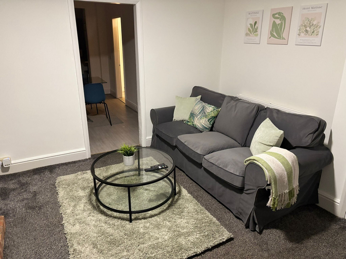 Living area, Cozee 2-bed nr New Cross Hospital, Wolverhampton