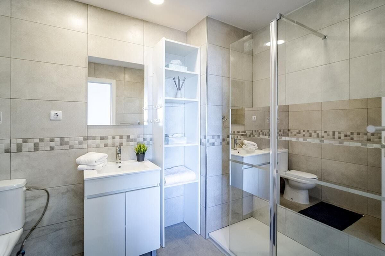 Bathroom 3, LL- 1 Bedroom apt Close to Laguna Village Estepona, Málaga