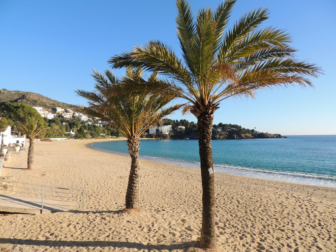 Beach 3, Apartment in Roses Near Sandy Beach, Girona