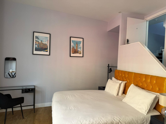 Bedroom 4, Leicester Square 3rd Floor Studio, London