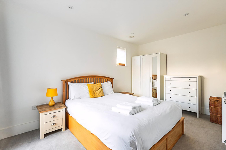 Bedroom 2, Chic Crystal Palace Flat with Balcony & Workspace, London