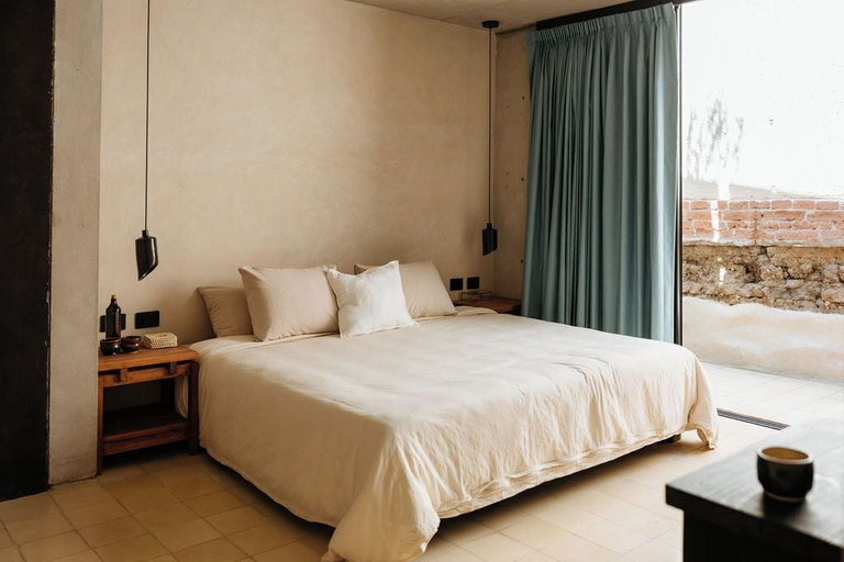 Room 3, Becino, Del Centro