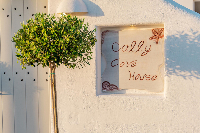 Exterior detail 3, Fira-cave-sleeps 10-parking-pool-breakfast, South Aegean