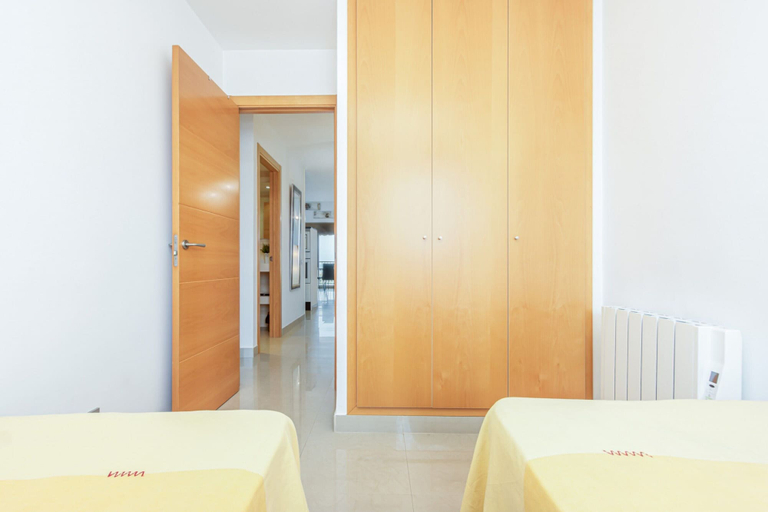 Room 2, Apartment in Empuriabrava With Sea Views, Girona
