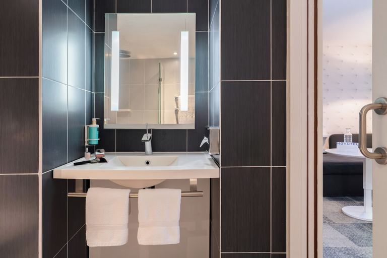 Bathroom 5, Novotel Suites Paris Expo Porte de Versailles, Paris