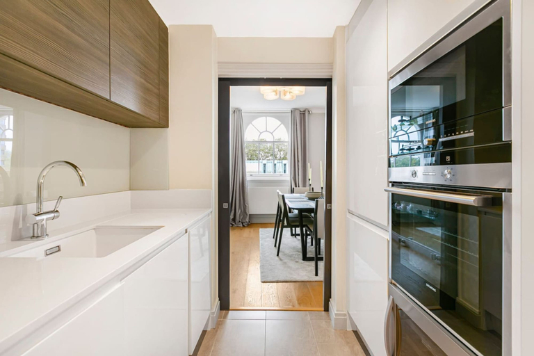 Room 4, Knightsbridge 2-bed Hyde Park Views Elevator, London