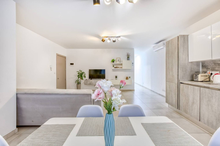 Room 5, Central Msida Modern Bright Comfortable