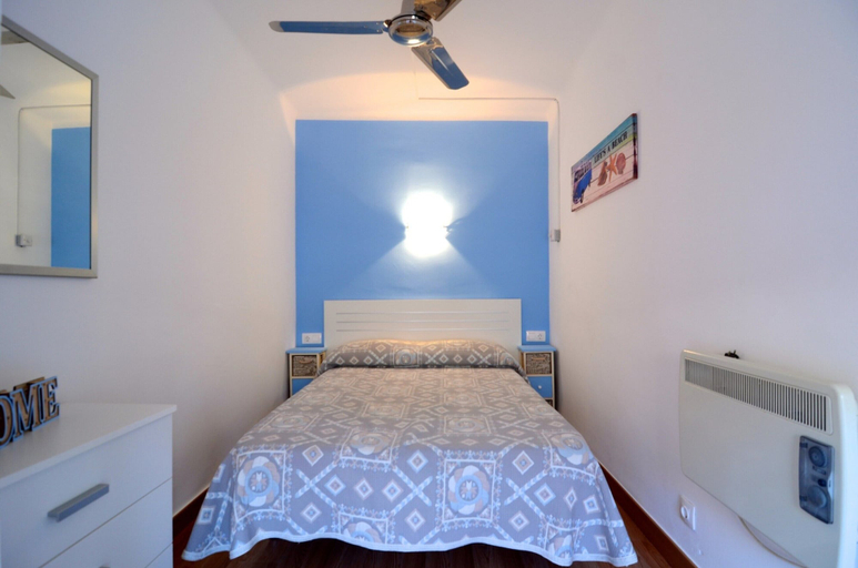 Room 4, Els Pins Apartment in Estartit, Girona