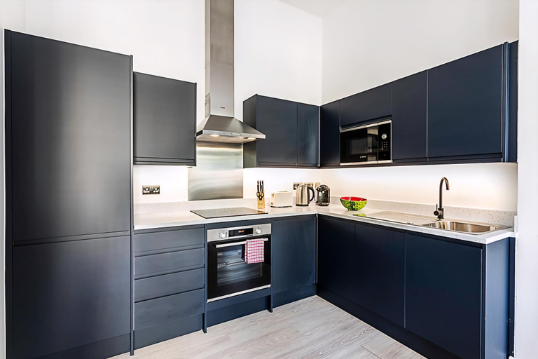 Others 5, Elegant 3 bed Apartment in Earls Court, London