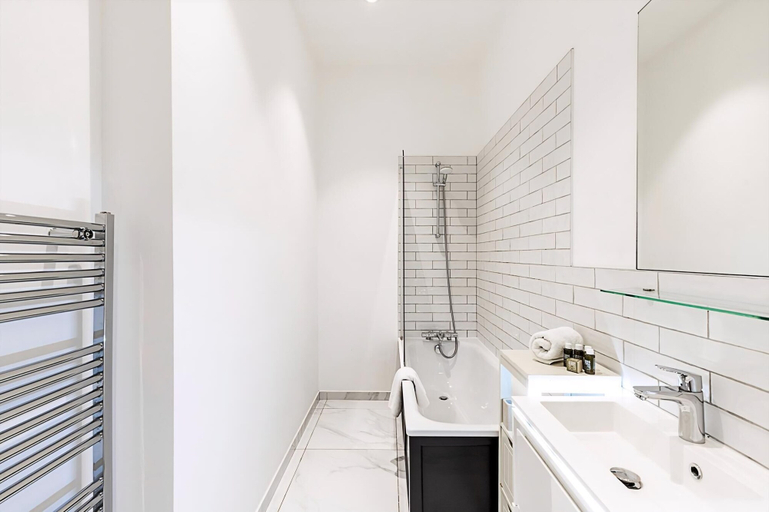 Bathroom 3, Stylish Two-bed Flat Near Oxford Circus, London